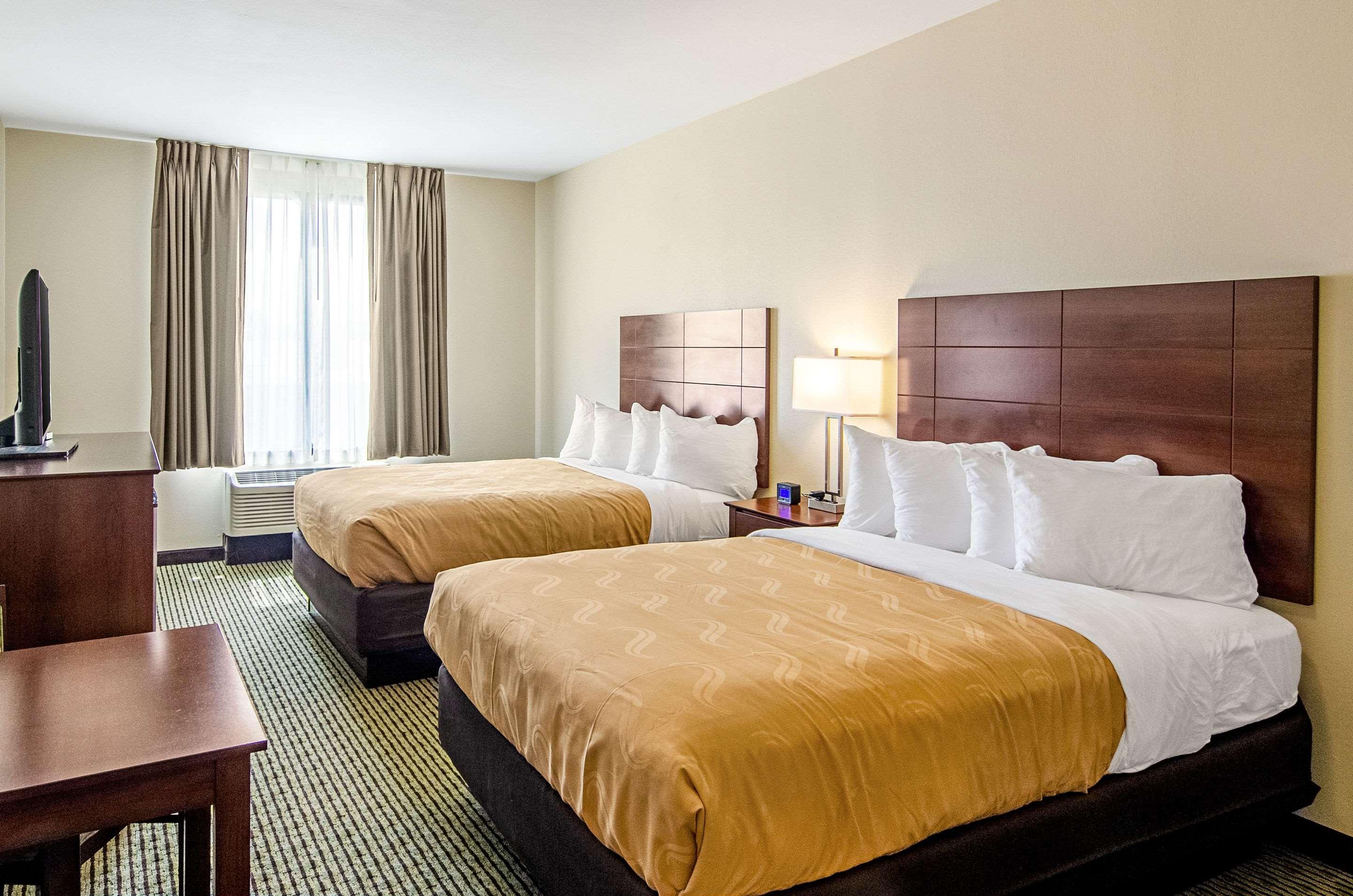 Quality Inn & Suites Near Tanger Outlet Mall Гонзалес Экстерьер фото