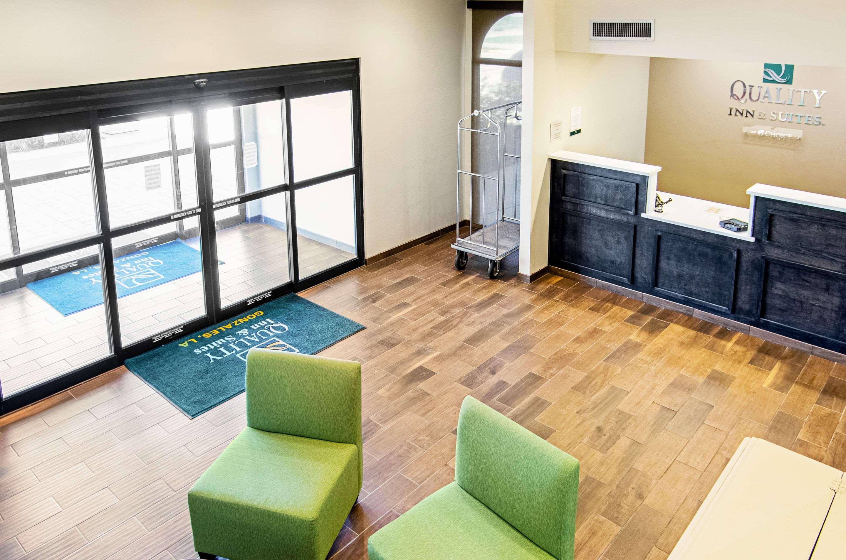 Quality Inn & Suites Near Tanger Outlet Mall Гонзалес Экстерьер фото