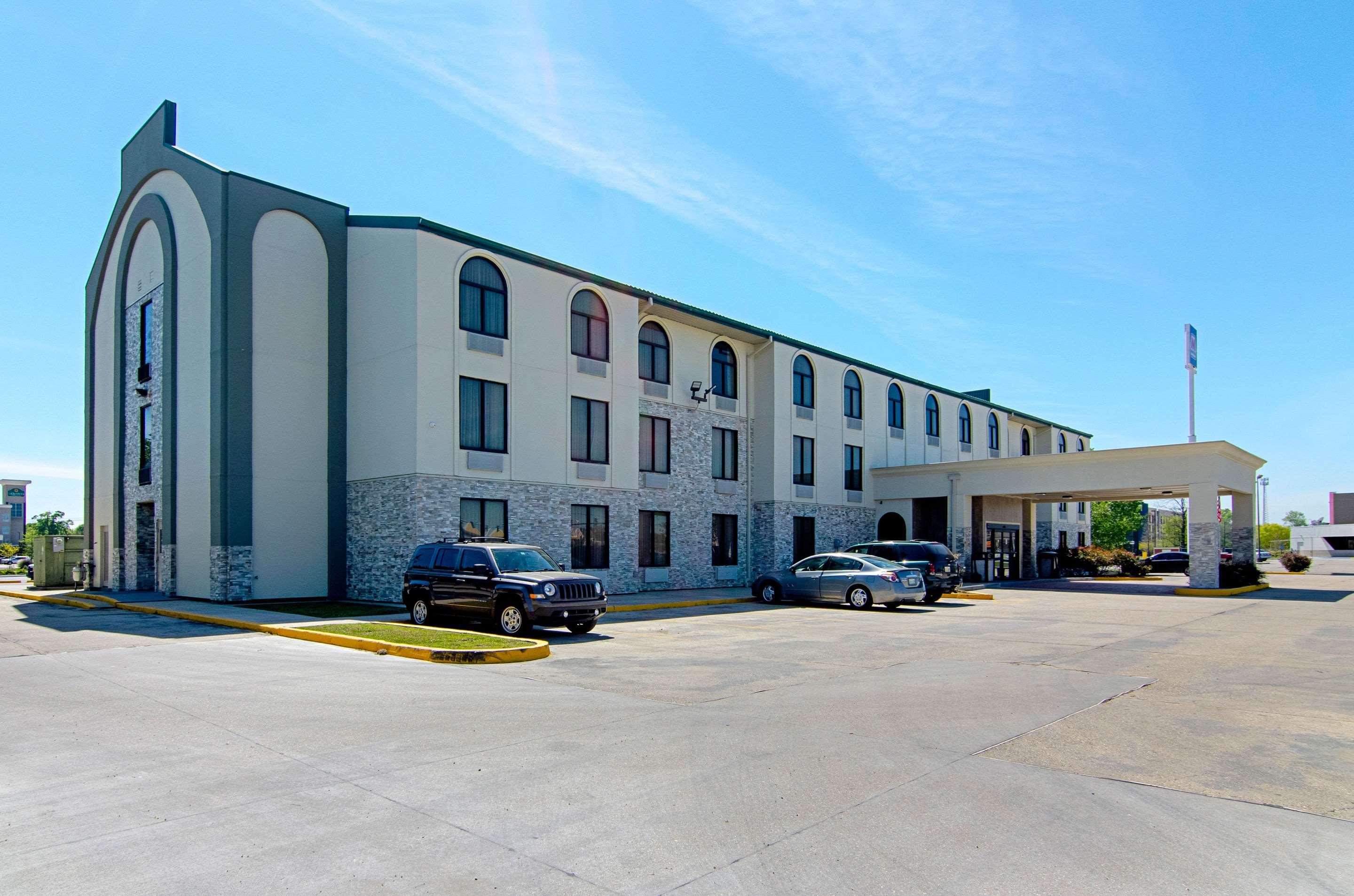 Quality Inn & Suites Near Tanger Outlet Mall Гонзалес Экстерьер фото
