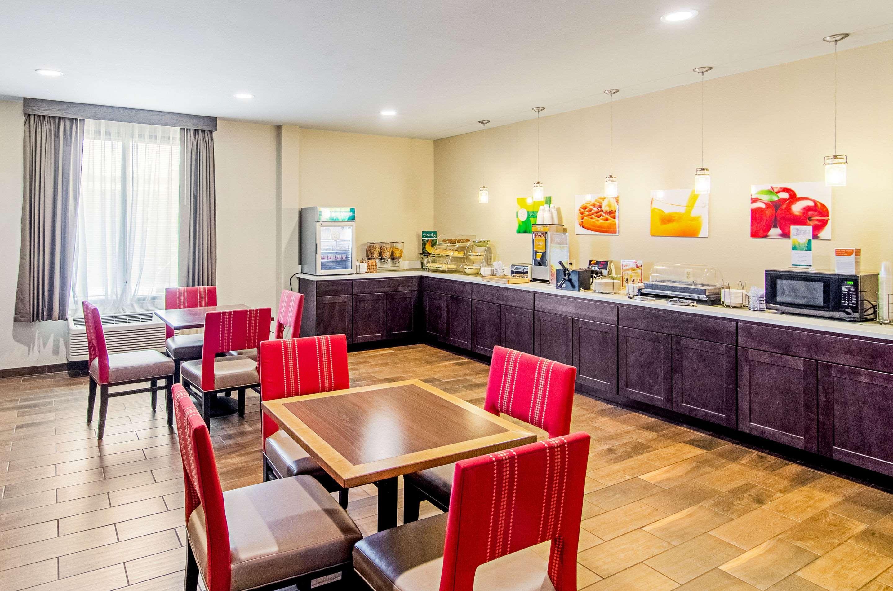 Quality Inn & Suites Near Tanger Outlet Mall Гонзалес Экстерьер фото