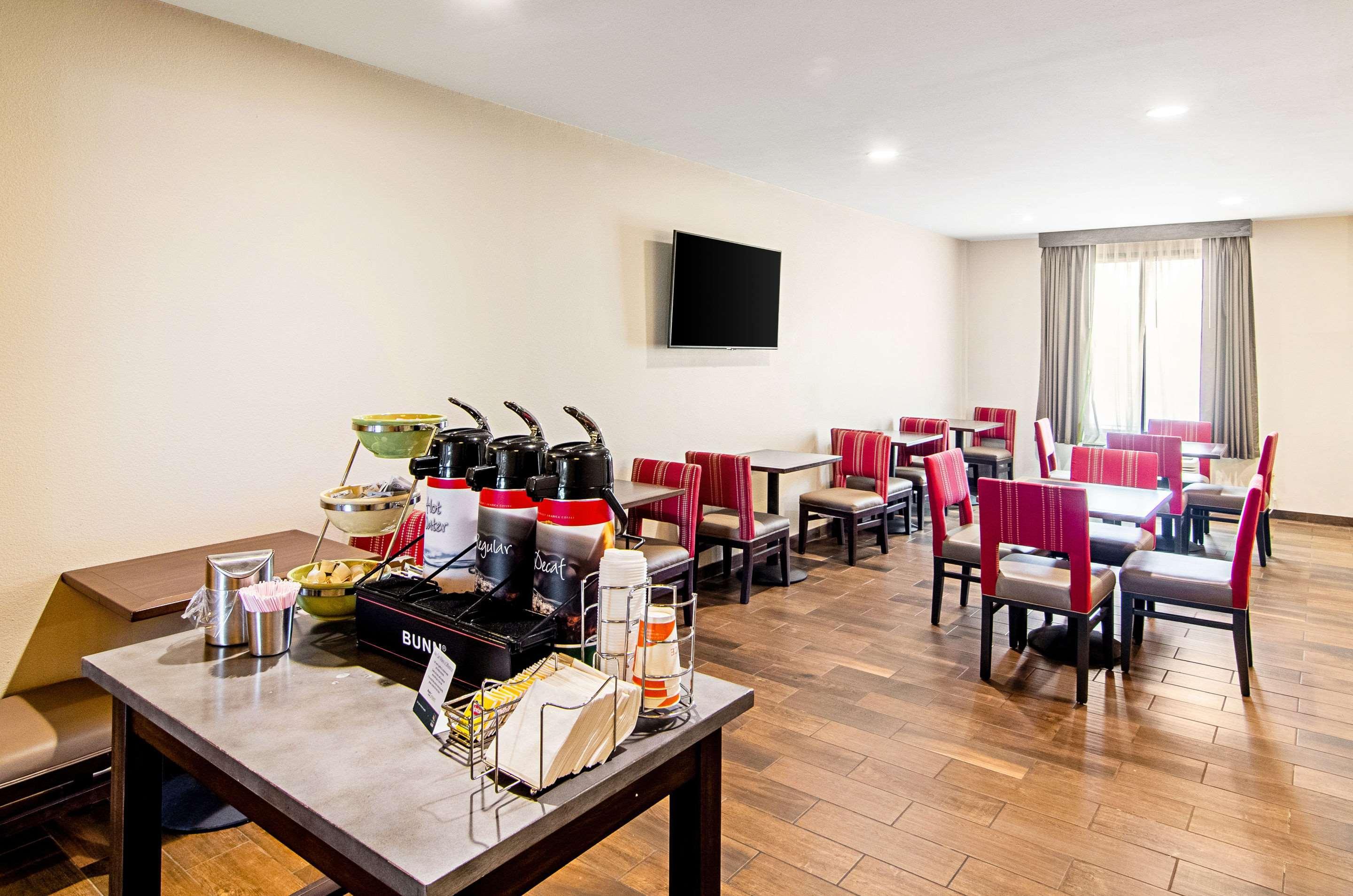 Quality Inn & Suites Near Tanger Outlet Mall Гонзалес Экстерьер фото