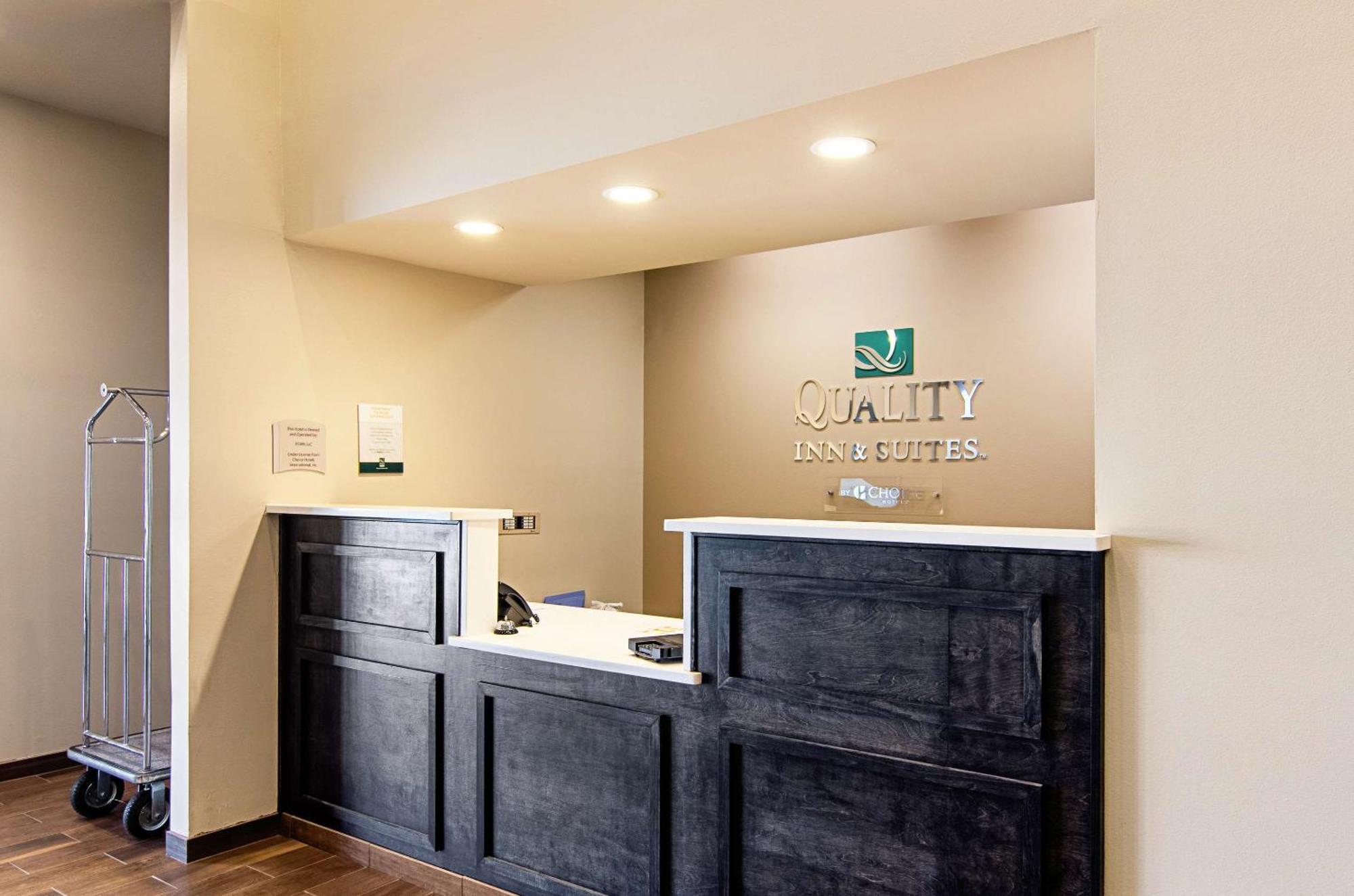Quality Inn & Suites Near Tanger Outlet Mall Гонзалес Экстерьер фото