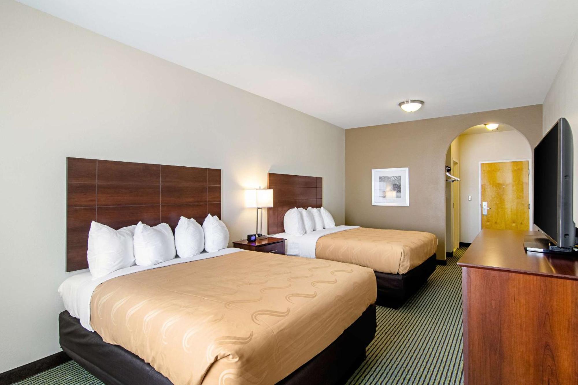 Quality Inn & Suites Near Tanger Outlet Mall Гонзалес Экстерьер фото