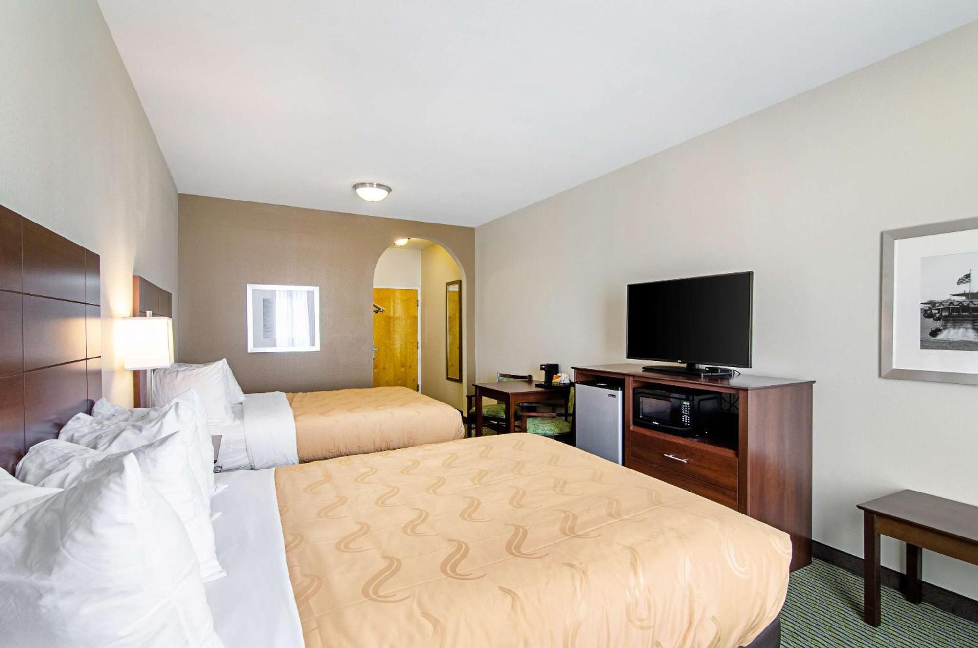 Quality Inn & Suites Near Tanger Outlet Mall Гонзалес Экстерьер фото