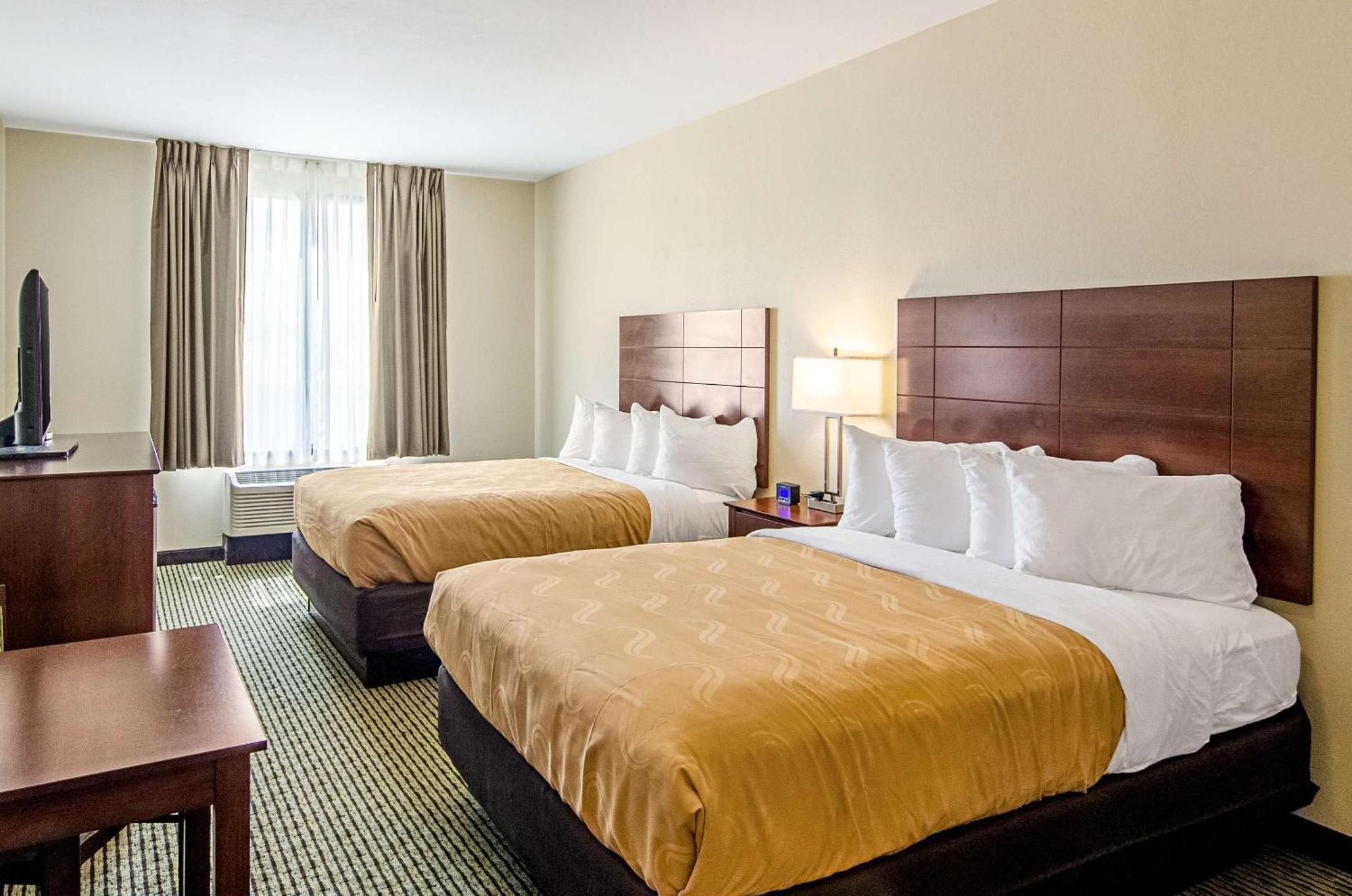 Quality Inn & Suites Near Tanger Outlet Mall Гонзалес Экстерьер фото