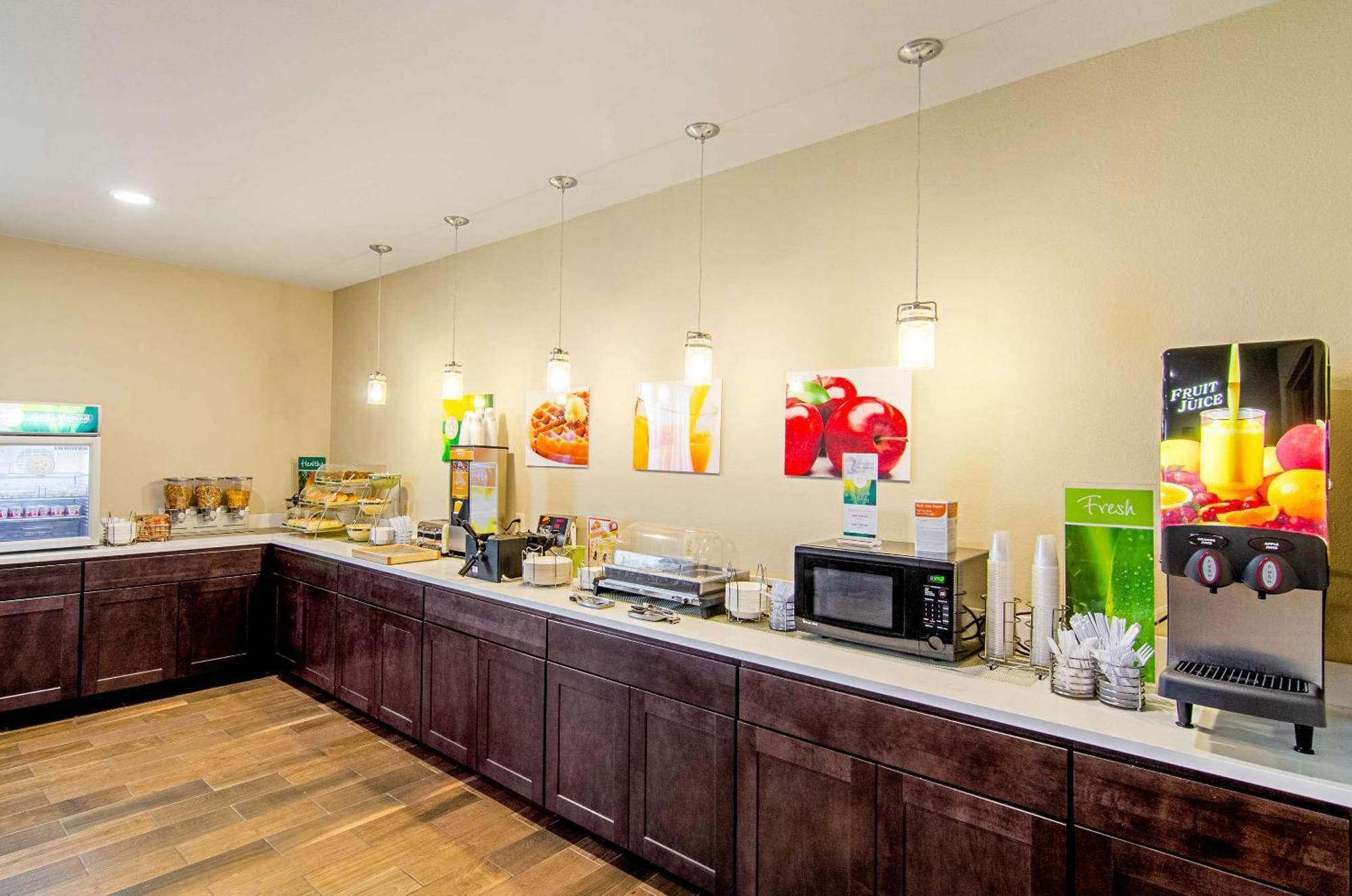 Quality Inn & Suites Near Tanger Outlet Mall Гонзалес Экстерьер фото