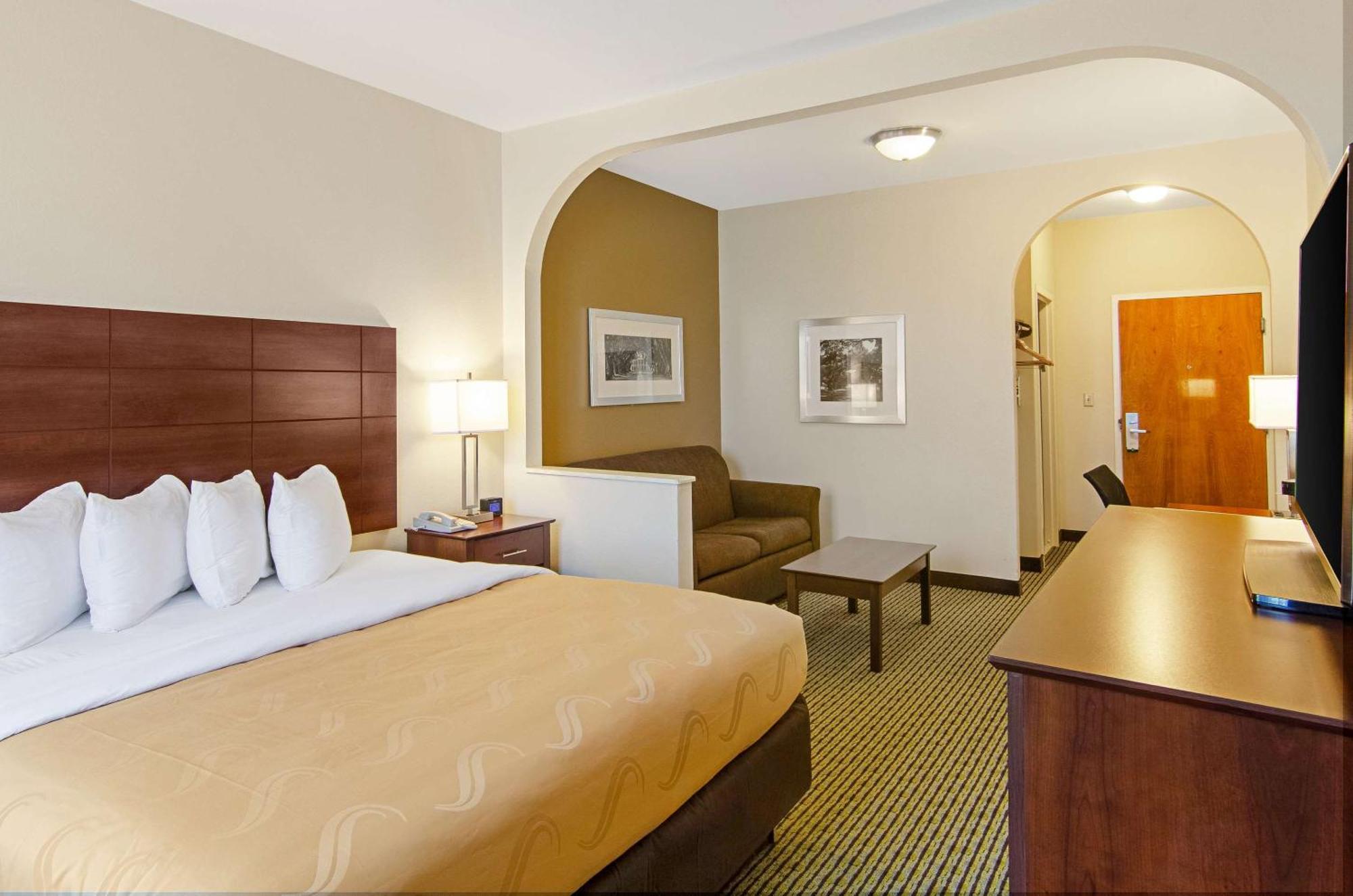 Quality Inn & Suites Near Tanger Outlet Mall Гонзалес Экстерьер фото