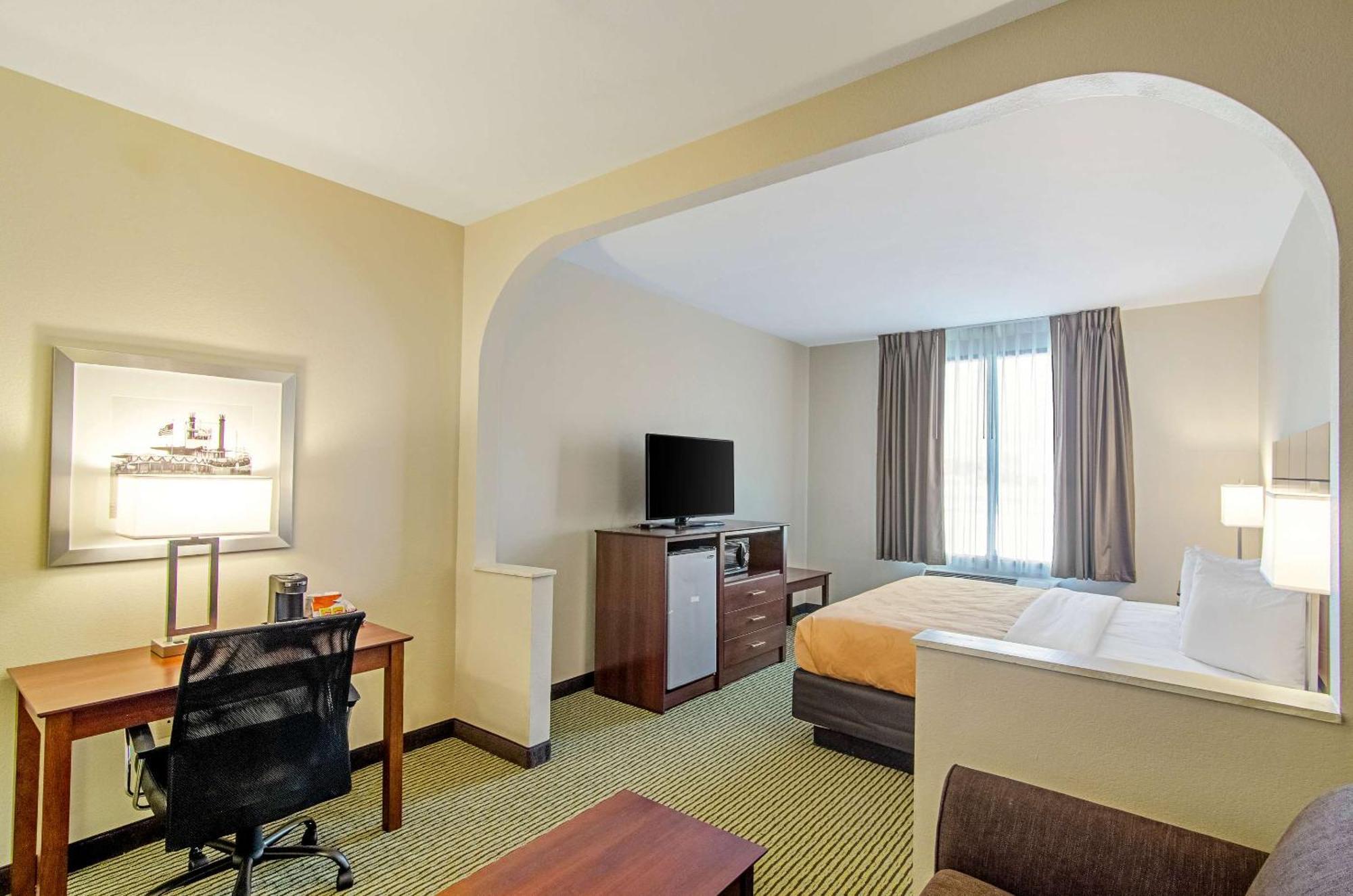 Quality Inn & Suites Near Tanger Outlet Mall Гонзалес Экстерьер фото