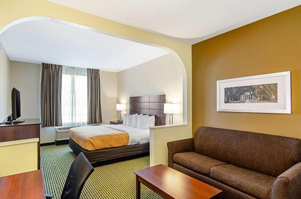 Quality Inn & Suites Near Tanger Outlet Mall Гонзалес Номер фото